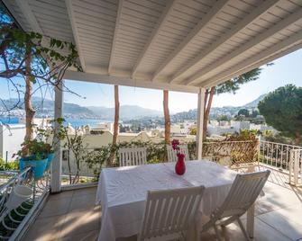 Luxury Villa with Private Beach, Amazing View, Garden and Terrace - Gündoğan - Balkong