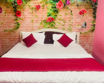 OYO Home Hotel Dream Palace - Sūrajpur - Bedroom