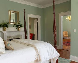 Bourbon Cottage, 2 BR, Downtown Historic Bardstown next to Bakery! - Bardstown - Bedroom