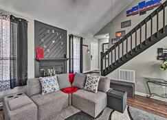 Updated Fayetville Townhome-Away-From-Home with Yard - Fayetteville - Sala de estar