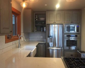 Roche Harbor Bayfront Escape: Luxe Retreat with Kayaks, Deck & Wildlife Views - Friday Harbor - Küche