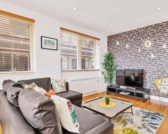 Seaview Heights By My Getaways - Brighton - Living room