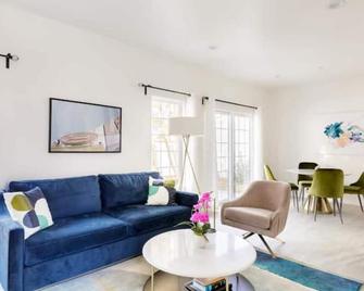 Hollywoodland Suite Built in Exquisite Contemporary Style - Los Ángeles - Sala de estar