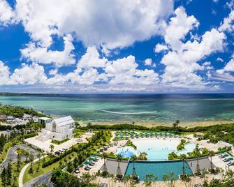 Hotel Monterey Okinawa Spa & Resort - Onna - Piscina