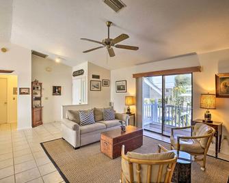 Private Pool and Deck Canalfront St James City Home - Saint James City - Sala de estar