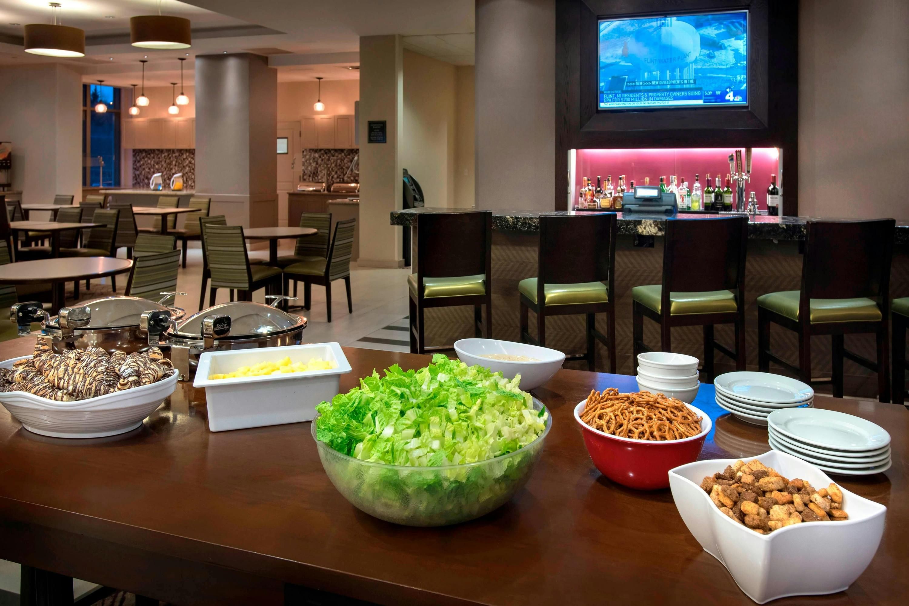 Residence Inn by Marriott Alexandria Old Town South at Carlyle - Alexandria - Buffet