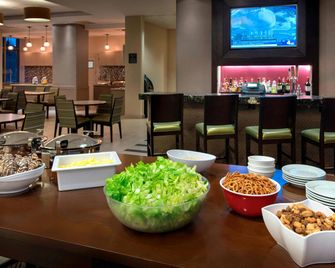Residence Inn by Marriott Alexandria Old Town South at Carlyle - Alexandria - Buffet