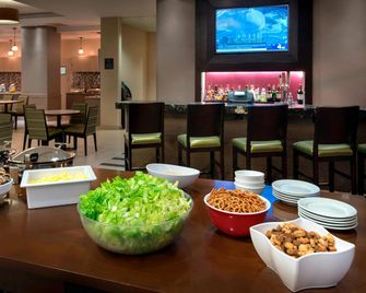 Residence Inn by Marriott Alexandria Old Town South at Carlyle - Alexandria - Buffet