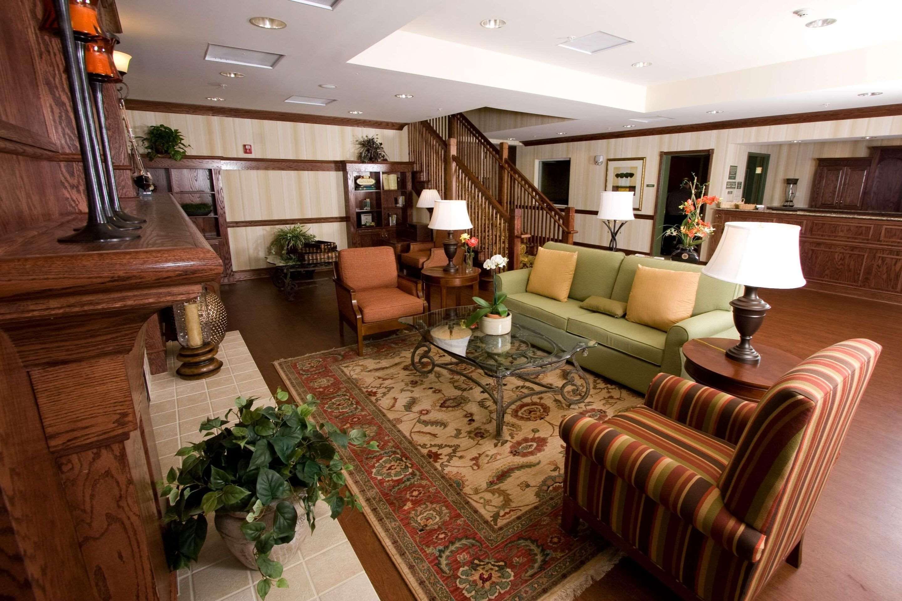 Lobby view of Country Inn & Suites by Radisson Fredericksburg