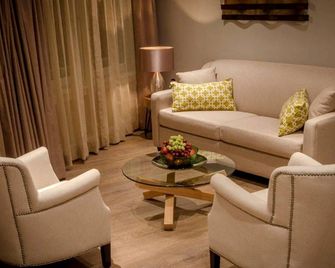 Around the Sea - Cana da's Rotating House, Suites & Tours - North Rustico - Living room