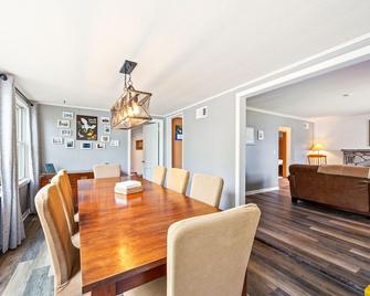 Yorita Manor - Lake Front Getaway! Dogs, Fire Pit & Deck - Sturgeon Bay - Dining room