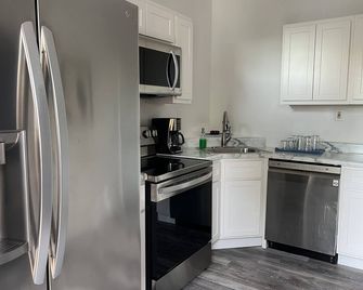 Vibrant 2 bedroom Home by the Hill - San Luis - Cocina