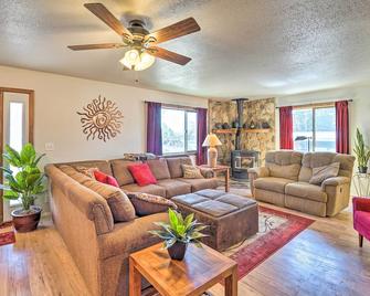 Eco-Friendly Escape in Cortez - Pets Welcome! - Cortez - Living room