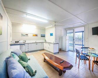 Kangaroo Kabin - Entire cabin, 5mins to the beach - Agnes Water - Living room