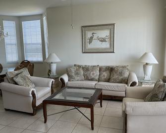 Upscale Top-Floor Condo W/Gulf View, Sugary Sand Beach - Fort Myers Beach - Wohnzimmer