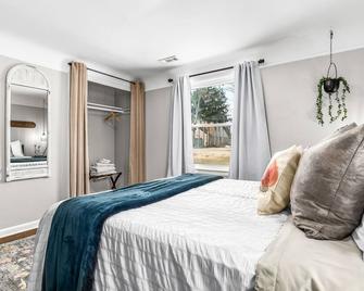 New! Peaceful & Relaxing 2br Flat, Top Location - Utica - Bedroom