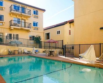 Lamplighter Inn & Suites - San Luis Obispo - Piscina