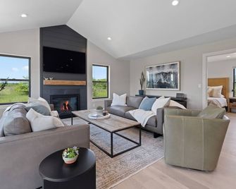 Humbug Abode - located on beautiful 5 acres, minutes drive to Sister Bay - Ellison Bay - Sala de estar