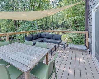 A-Frame with Lake, Hot Tub, Hiking, Cannon & Loon, Firepit, EV, Pets, Biking - Lisbon - Balcony