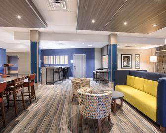 Holiday Inn Express & Suites Denver Ne - Brighton - Brighton - Living room