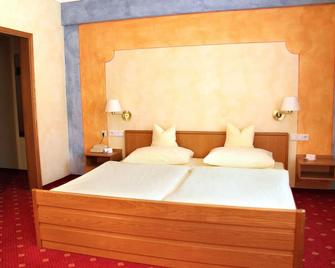 Triple Room 2 - Hotel Garni Goldener Schwan - Bad Windsheim - Bedroom