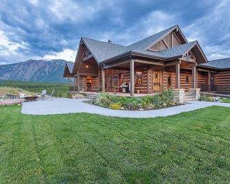 Luxury Home with Amazing Mountain Views of Glacier Park, 1 mile from entrance - West Glacier - Edificio