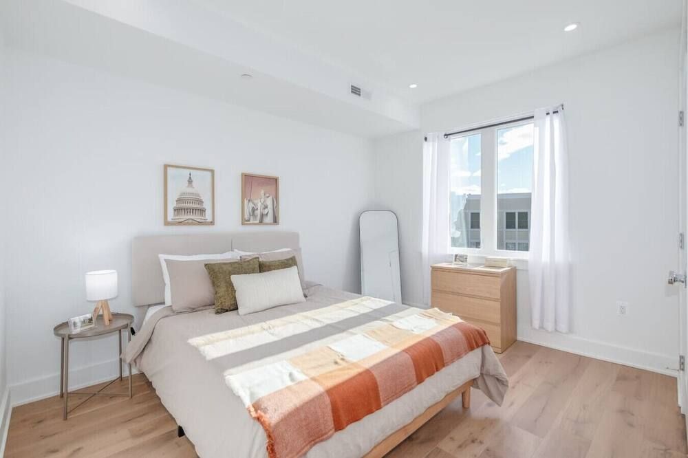 Modern Capitol Hill Apartment with Balcony - 3 Min Walk to Metro! - וושינגטון די.סי - חדר שינה
