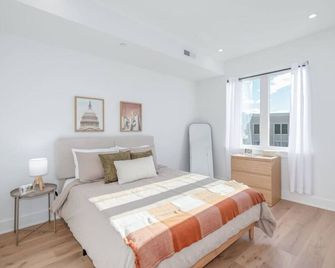 Modern Capitol Hill Apartment with Balcony - 3 Min Walk to Metro! - וושינגטון די.סי - חדר שינה