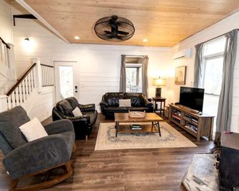 Suches Creekside Cabin - In The National Forest - Suches - Living room