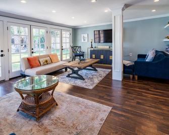Le Bleu House - Newly Designed 3br House W/ Pool By Topanga - Los Angeles - Living room