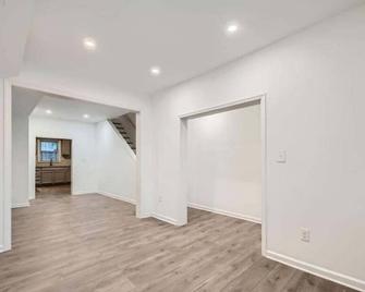 Charming 3-bedroom townhome with AC, WiFi in marvelous Baltimore - Baltimore - Hallway