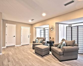 Remodeled 6 Bed, 5 bath on 15 acres!!! Owned and Operated by a Premier Host! - Carlsbad - Living room