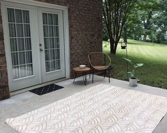 Spacious guest apartment to enjoy. Only 12 Minutes from Liberty University. - Forest - Patio