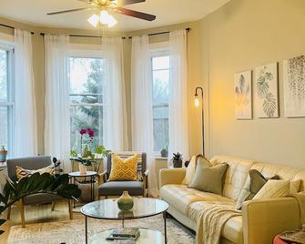 Sunny, Spacious, 3br 1ba Davlin Inn Chicago - Chicago - Living room