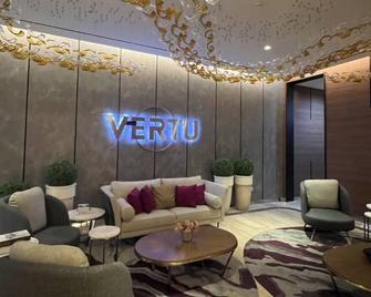 Cozy 1-bedroom apartment with balcony in central surabaya - Surabaya - Salon