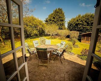 Large Detached Bungalow and Garden Within Village with pubs and shop - St. Ives - Innenhof