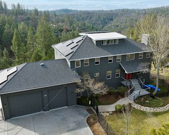 Breathtaking Sierra Foothills Sunset Views w/hot tub, volleyball, and EV charger - Colfax - Edificio