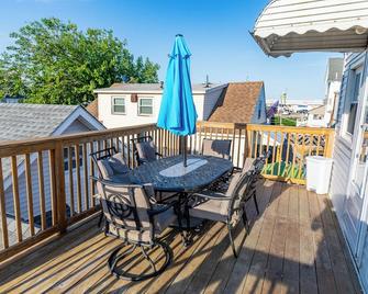 Seaside Summer Beach Rental - Second Floor. Pet Friendly. Discounts Available. - Seaside Park - Balcony