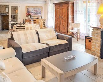 3 Bedroom Beautiful Home In Espeluche - Espeluche - Sala de estar