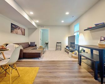 Four Seasons Apartment in charming Elkridge - Elkridge - Living room