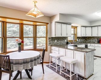 Spacious 6 bedroom house, AC, fitness room in charming cove Bay Area - Onamia - Kitchen