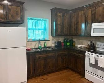 Terrific 3-bedroom apartment with Wifi - Vernon - Küche
