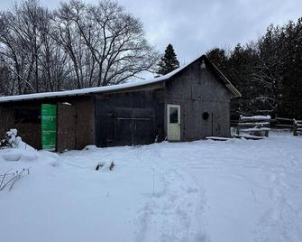 Thessalon Luxury House on 14614 Highway 17 - Thessalon - Edificio