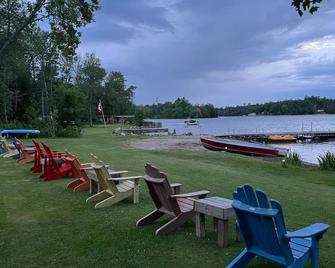 Lakeside Cottage for 8 with Boat Firepit and BBQ - Lakefield - Patio