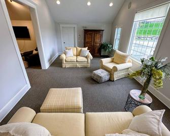 68CP Luxury farmhouse at the award-winning Bellevue Barn, 2 min to Santa's Village, AC, fireplace - Jefferson - Sala de estar