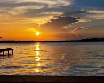 Escape to the Lake - Waterfront bungalow w firepit & amazing views - Mabank - Beach