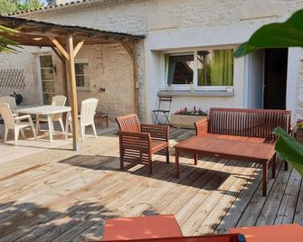 Homerez - House with pool in Meursac - Meursac - Patio