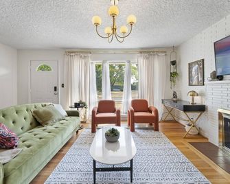 Fort Adobe 10 mins to Airport Large fenced Yard - Vancouver - Living room