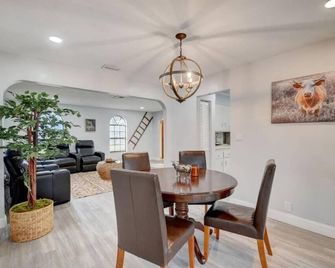 Spacious 5-bedroom farmhouse in fabulous with AC - Lake Worth - Eetruimte