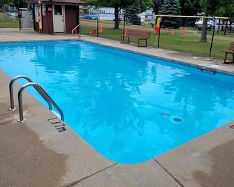 Tiny Glamping Caravan with BBQ Area Ideal for Grand River Camping in Belwood - Fergus - Piscina